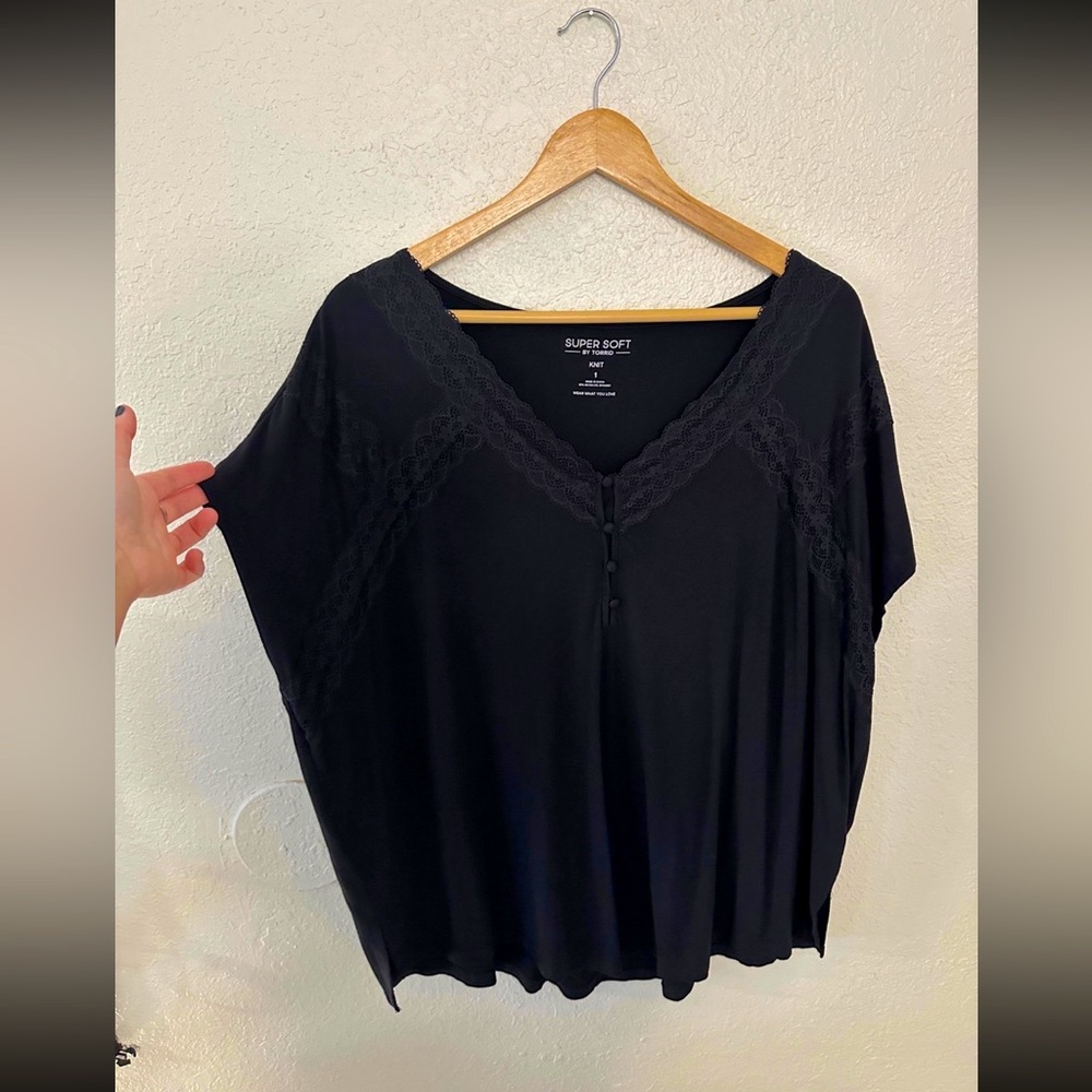TORRID SZ 1 Super Soft Jersey Dolman Henley Lace Trip Top